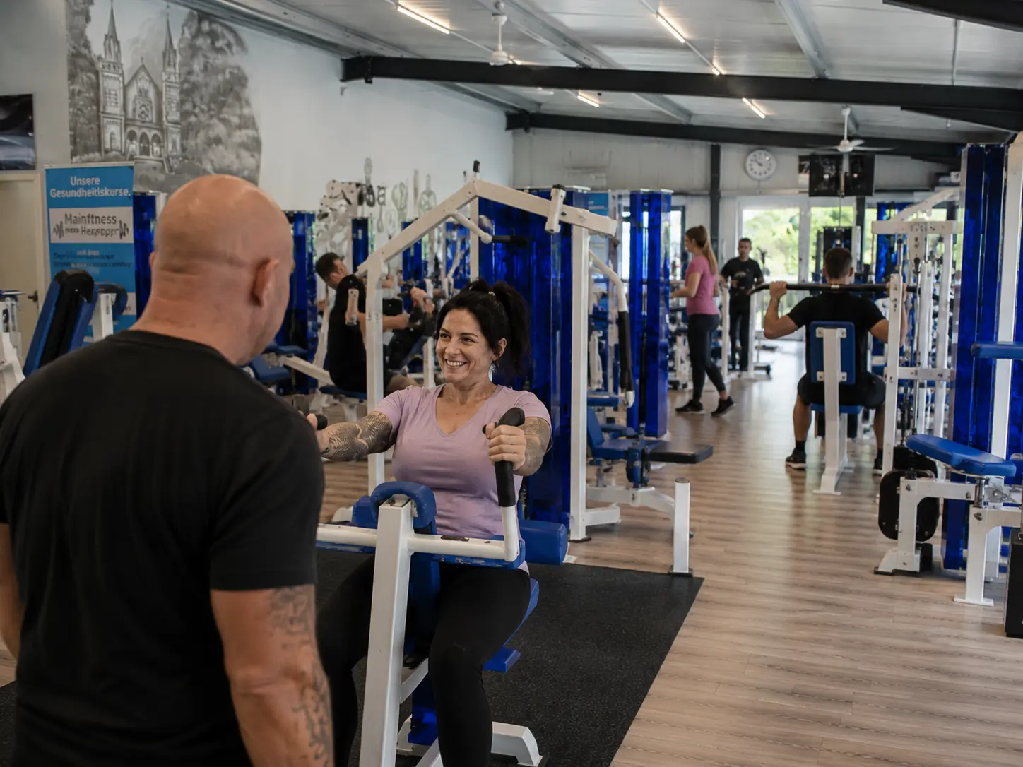 Trainer begleitet Teilnehmerin beim Stoffwechsel-Training zum gesunden Abnehmen bei Mainfitness in Zeil am Main.