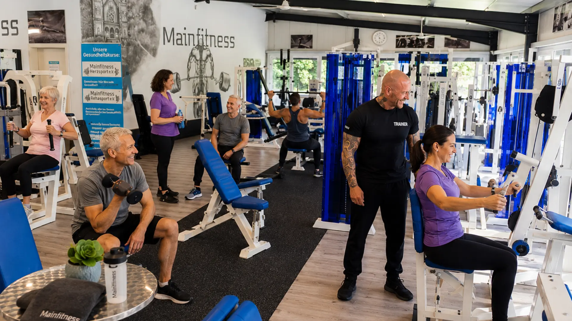 Mitglieder trainieren gemeinsam im Mainfitness Fitnessstudio in Zeil am Main mit persönlicher Betreuung.