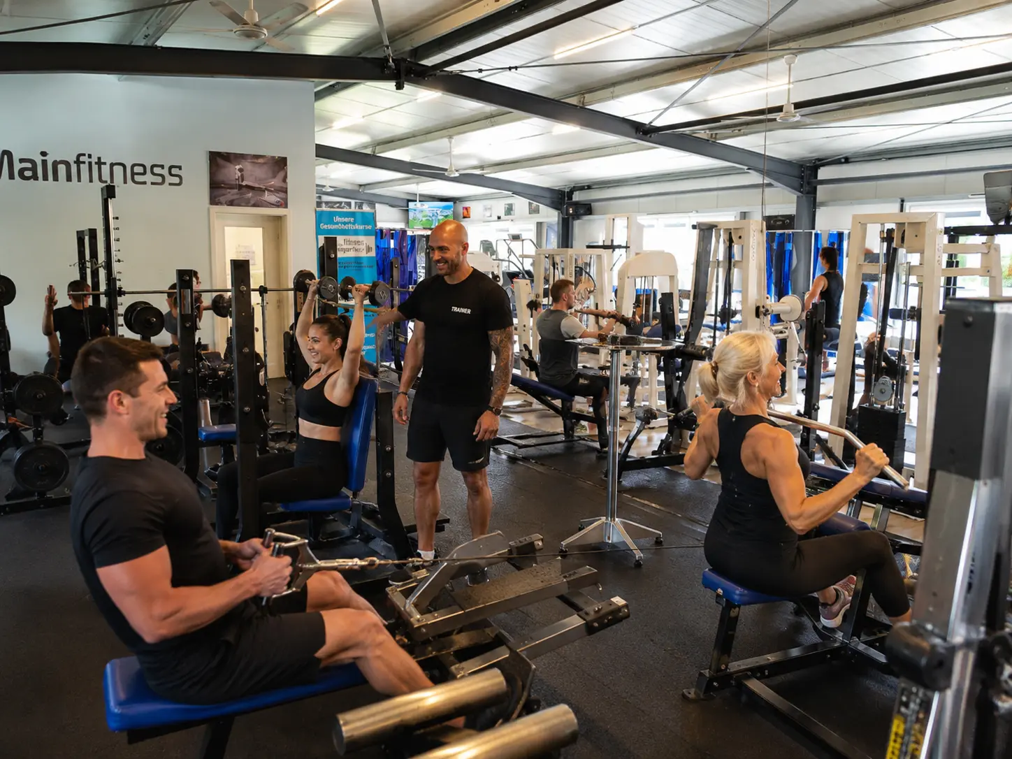 Mitglieder trainieren an modernen Fitnessgeräten bei Mainfitness in Zeil am Main zur Verbesserung von Kraft, Gesundheit und Beweglichkeit.