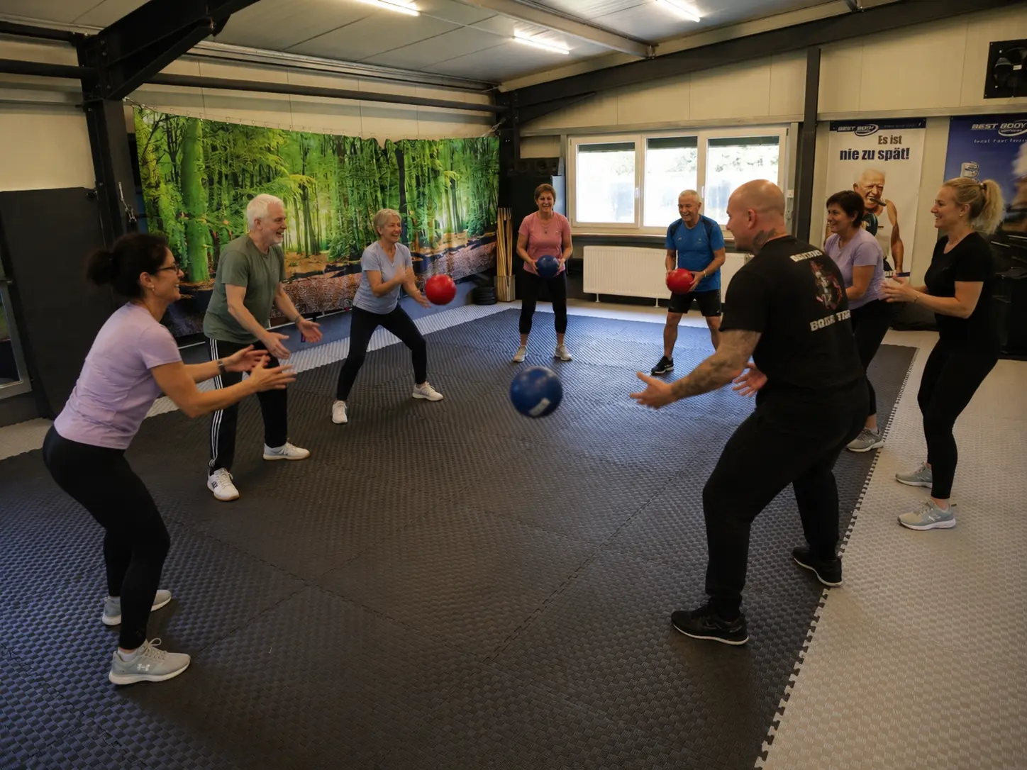 Teilnehmer eines Reha-Kurses bei Mainfitness in Zeil am Main trainieren gemeinsam zur Verbesserung von Beweglichkeit, Kraft und Gesundheit.