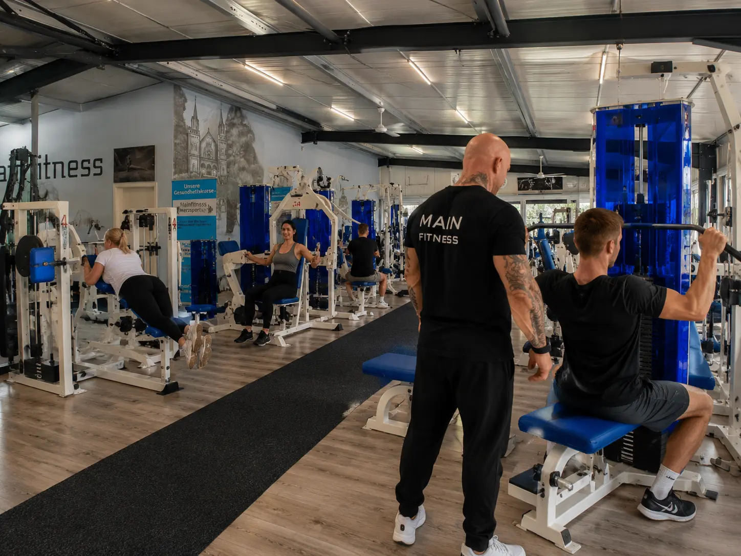 Teilnehmer trainieren an modernen Kraftgeräten bei Mainfitness in Zeil am Main und stärken Muskulatur, Beweglichkeit und Gesundheit.